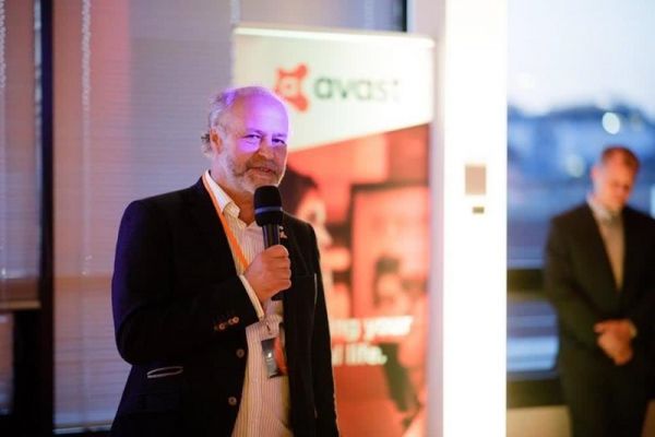 这位捷克人靠免费软件成亿万富翁,公司市值超阿斯顿马丁