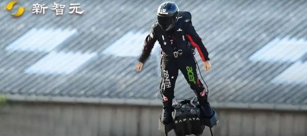法国“钢铁侠”22分钟飞越英吉利海峡!发明悬浮滑板,只因“我想飞”