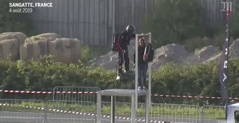 法国“钢铁侠”22分钟飞越英吉利海峡!发明悬浮滑板,只因“我想飞”