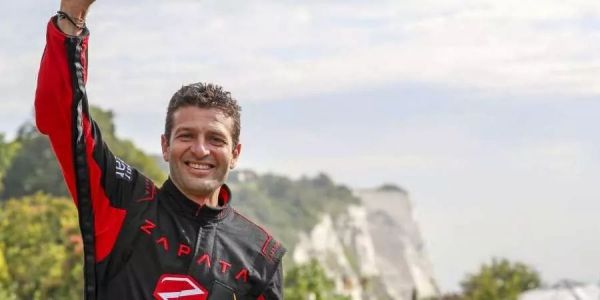 法国“钢铁侠”22分钟飞越英吉利海峡！发明悬浮滑板，只因“我想飞”