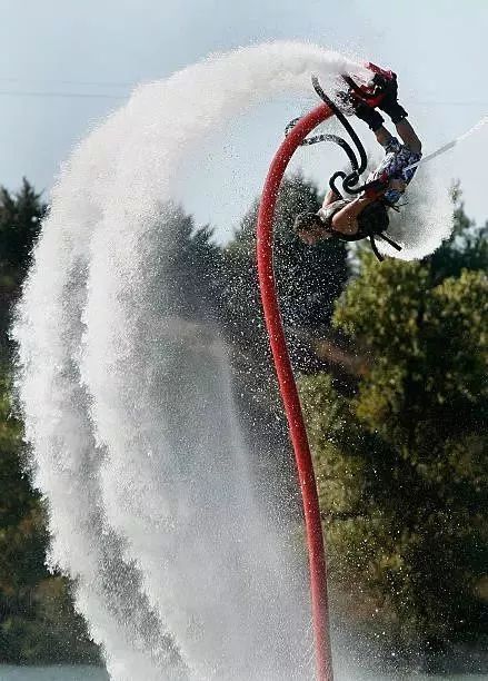 法国“钢铁侠”22分钟飞越英吉利海峡！发明悬浮滑板，只因“我想飞”