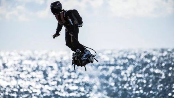 法国“钢铁侠”22分钟飞越英吉利海峡！发明悬浮滑板，只因“我想飞”