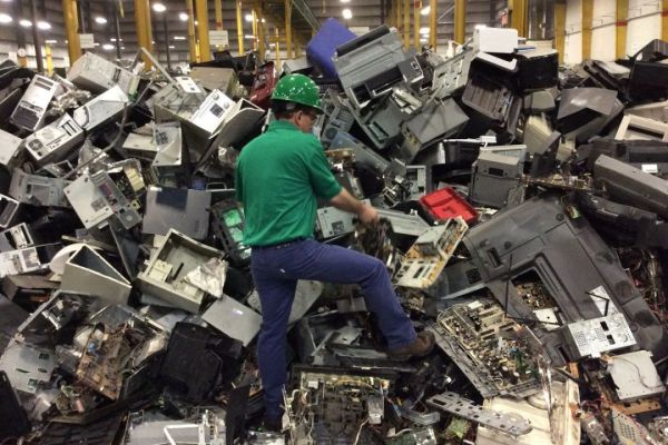 机器扭碎，强力消磁还能恢复！数据中心年年升级，废弃“云垃圾”让谷歌头大