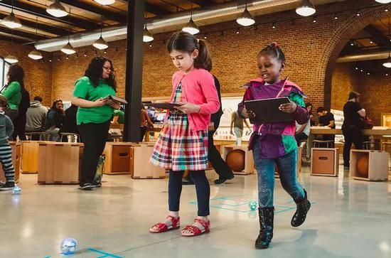 △&nbsp;苹果零售店里举行的编程一小时活动。来源：苹果官网