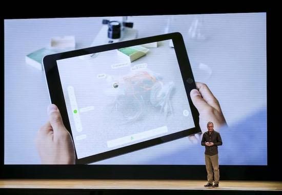 △&nbsp;在2018年3月27日的苹果春季教育主题发布会上，苹果展示通过AR技术剖析青蛙构造。来源：图虫创意