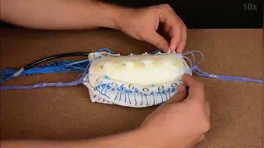 耶鲁开发“进击的黏土”,穿两层衣服就变身机器人:给自己捏形状,还能越障