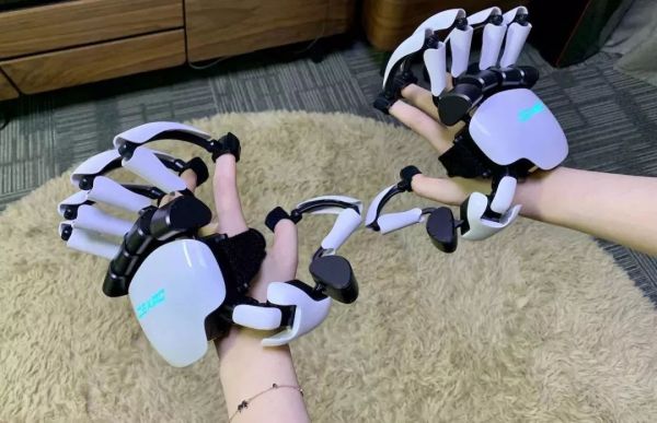 喜茶推出“取茶柜”;能摸遍万物的“机械手套”;森马投资母婴新零售平台|一周消费新闻Vol.49