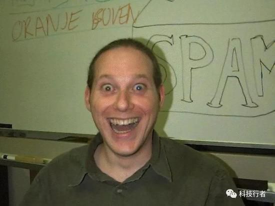 ▲ 图：1994年，Barry Warsaw在第一届Python研讨会上发言。