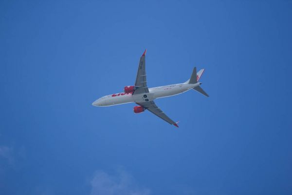 8点1氪 | 苹果多款产品加征关税至15%；暴风冯鑫被批捕；小米按最高总价120亿港元购回股票