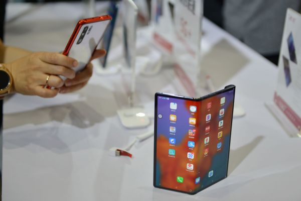 最前线 | 三星第二款折叠屏手机曝光,或抢先进入商用阶段