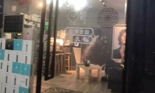 吞云吐雾是时尚？电子烟别拿青少年当“蓝海”