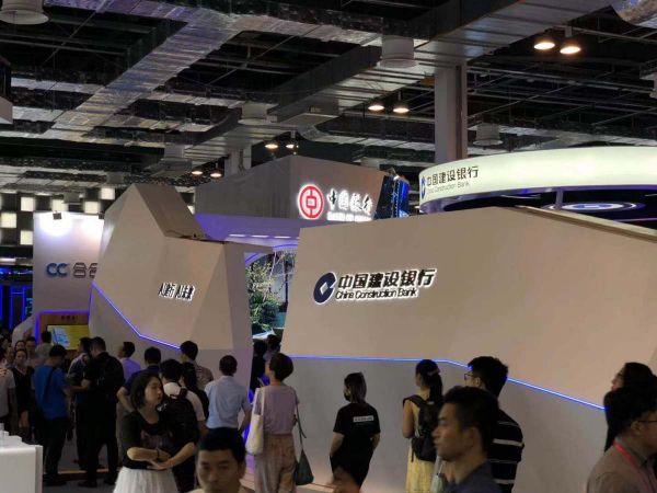 马云马斯克抬头谈宇宙,中国AI公司埋头苦做单