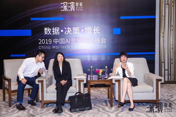 马云马斯克抬头谈宇宙,中国AI公司埋头苦做单