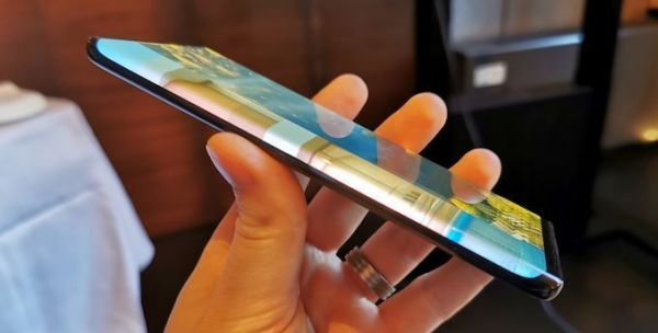 最前线 | “瀑布屏”或成国产舰机标配,TCL也入局