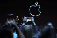 后iPhone时代：手机亮点不够，要靠硬件来凑