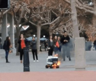 网红送餐无人车被指用人冒充AI:没有人工,就没有智能