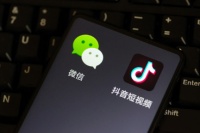 8点1氪 | 微信小程序内嵌直播业务；周杰伦推新单曲致QQ音乐宕机；华为今年利润和去年持平