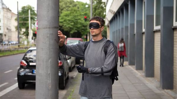 戴上这个手套,视障人士就能「用手看见」了