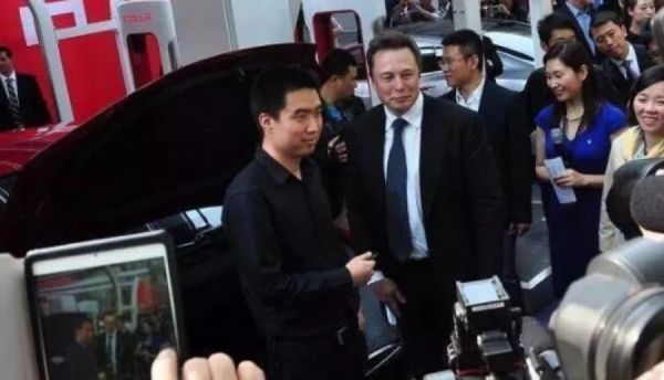 特斯拉软件迭代史：8 年更新后终于带来了卡拉 OK