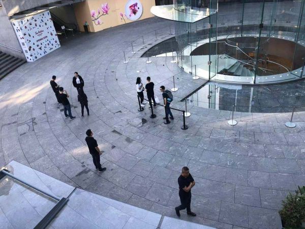 最前线 | 直击新款iPhone发售现场:11 Pro暗绿最受欢迎,黄牛市场加价千元