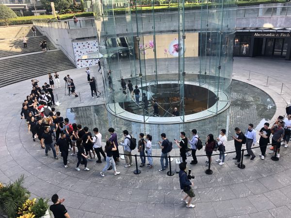 最前线 | 直击新款iPhone发售现场:11 Pro暗绿最受欢迎,黄牛市场加价千元