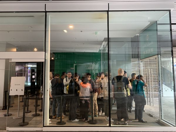 最前线 | 直击新款iPhone发售现场:11 Pro暗绿最受欢迎,黄牛市场加价千元