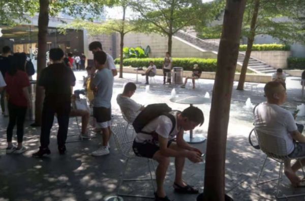 暗夜绿iPhone“炒劲“不足：商家忙脱手，换色接着炒