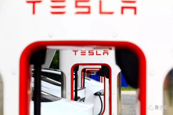 美国警察开特斯拉追疑犯，时速飙到193公里，然后发现没电了