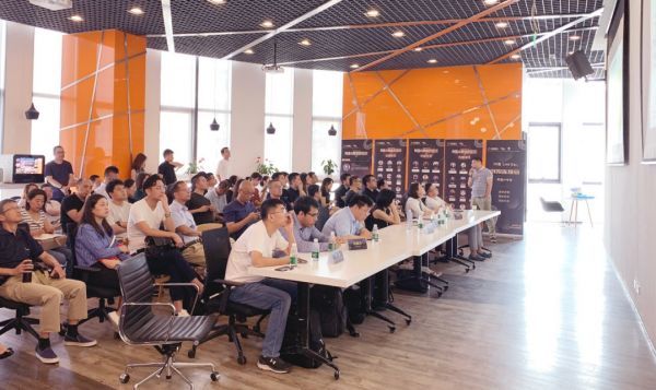 AI赛道如何突围？我们请来阿里、投资人、创业公司CEO一起聊了聊