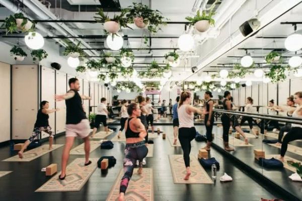 估值腰斩、创始人下台:WeWork还敢问路在何方吗