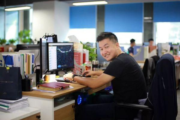 五环外的三个瞬间:炼钢厂、高速路和一辆不停的救护车