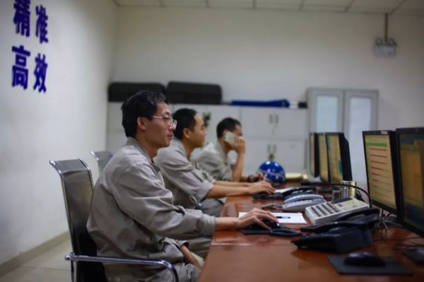 五环外的三个瞬间:炼钢厂、高速路和一辆不停的救护车