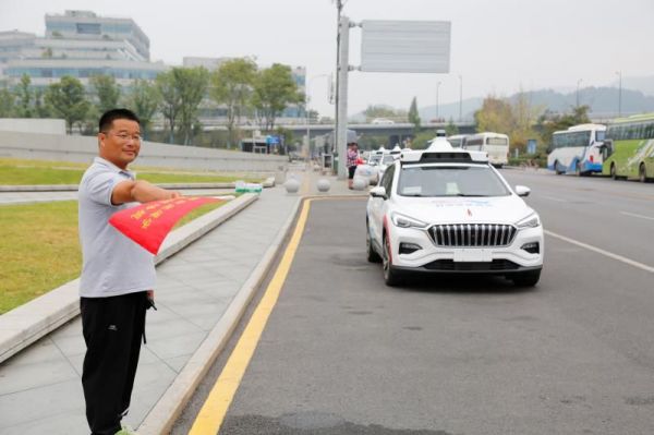 多城争抢RoboTaxi落地头炮，谁将最先胜出？