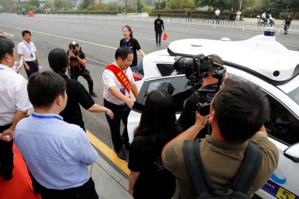 多城争抢RoboTaxi落地头炮，谁将最先胜出？