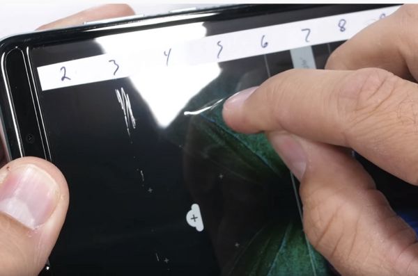 最前线 | 三星Galaxy Fold 迟到五个月，但显示屏仍有缺陷
