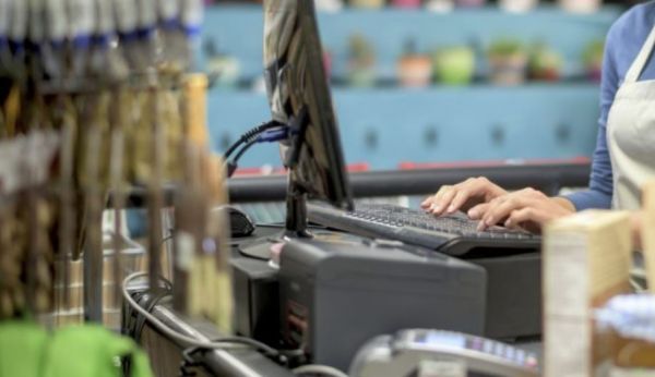 ATM机下面确实没有人 但这些项目真的是“手动档”