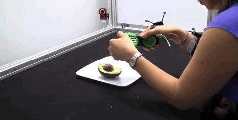 戴上它,你的手就能自己动