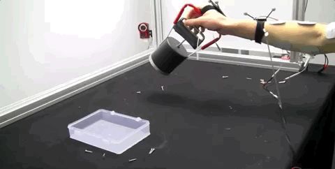 戴上它,你的手就能自己动