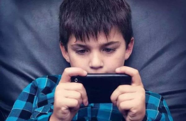 00后爱上苹果？