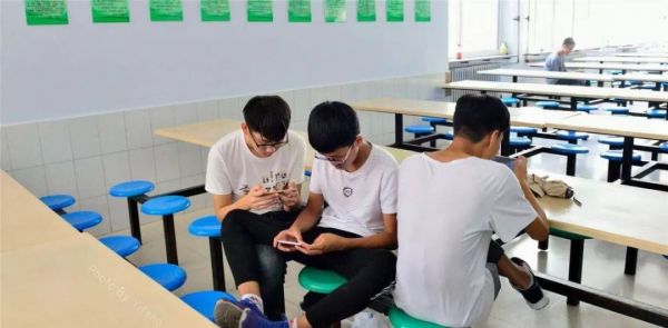 00后爱上苹果？