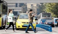 立法处罚“过马路看手机”，并非小题大做