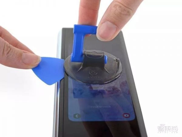 三星折叠屏拆机,大量细节调整,没扛住12万次折叠实测