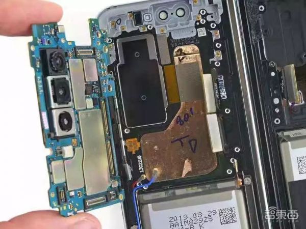 三星折叠屏拆机,大量细节调整,没扛住12万次折叠实测