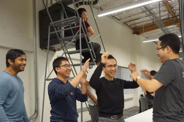 无人车烽烟四起，移动出行谁主沉浮