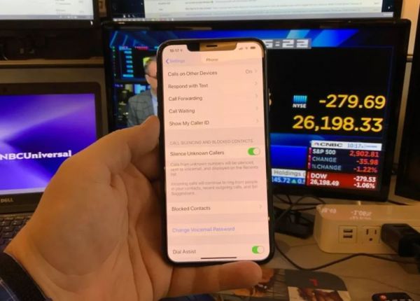 苹果终于憋出防骚扰大招,却遭中国友商无情嘲笑