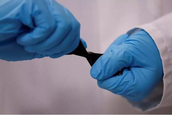 图丨 世界首款可拉伸薄膜锂离子电池原型（来源：陈曦）