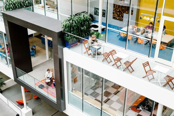 Airbnb 不想急着上市,但它的员工等不及了