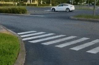 特斯拉“自动召唤”有软肋:正面识别很厉害,侧面物体看不见,实测差点碾过行人脚面