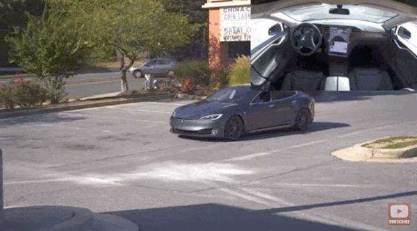 特斯拉“自动召唤”有软肋:正面识别很厉害,侧面物体看不见,实测差点碾过行人脚面