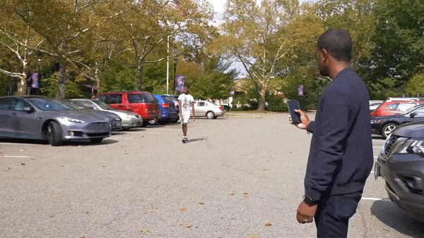 特斯拉“自动召唤”有软肋:正面识别很厉害,侧面物体看不见,实测差点碾过行人脚面